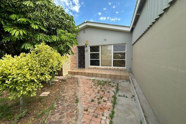 This family home is situated in the heart of Manor Heights, a secure and popular suburb, close to Frans Conradie Primary School.

This ...