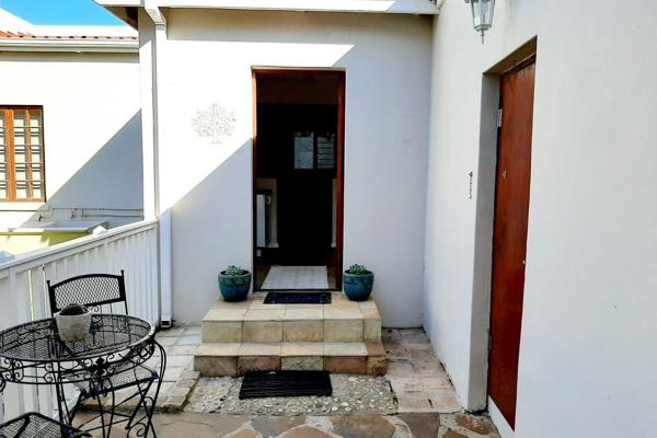 This charming 1 bedroom garden cottage offers a spacious bedroom.
Bathroom with shower, open plan kitchen with living area.
Very neat ...