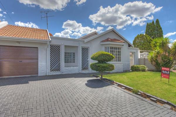 Bargain!! 
Recently renovated home with stunning fixtures!
Stylish Fully fitted kitchen ...