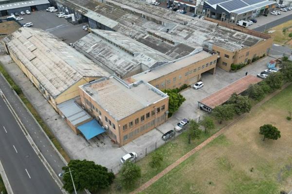 This outstanding 4,500m&#178; warehouse, complete with a 1,200m&#178; A-grade office ...