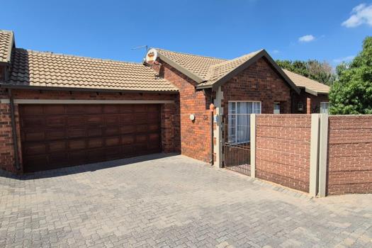 3 Bedroom Townhouse for sale in Bergbron