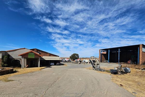 This 1,700m2 workshop, paired with a massive 10,000m2 yard, is immediately available to ...