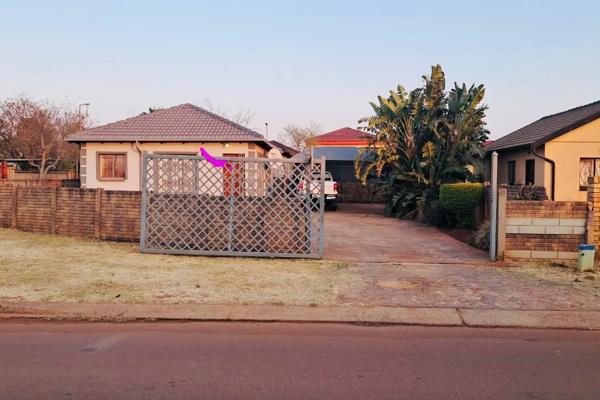 Keyworx Property is proud to present to you this beautiful and neat home in the Orchards, North of Pretoria. This charming 2 bedroom ...