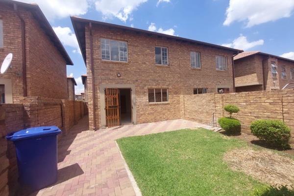 This neat 3 Bedroom duplex in Annlin is available for a 12 month contract.
Available ...