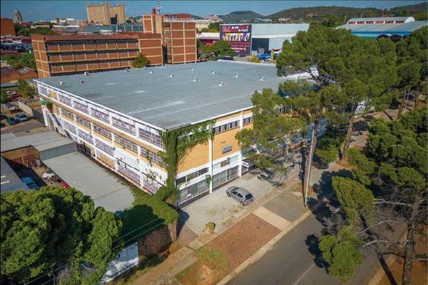 Welcome to this exceptional dealership/warehouse property located in Pretoria, offering ...