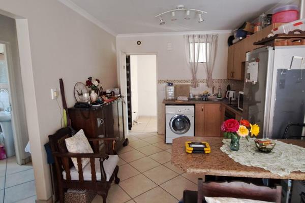 2 bedroom corner apartment is located in a very popular and well managed retirement village with easy access to all major roads and ...