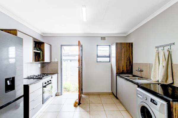 With features such as:
Modern open plan kitchen with granite tops and gas hob (plates)
built-in cupboards
(Fully tiled) with main ...