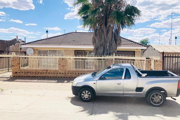 This generously sized four-bedroom family home is now available for rent in the sought-after area of Rocklands. The property boasts an ...