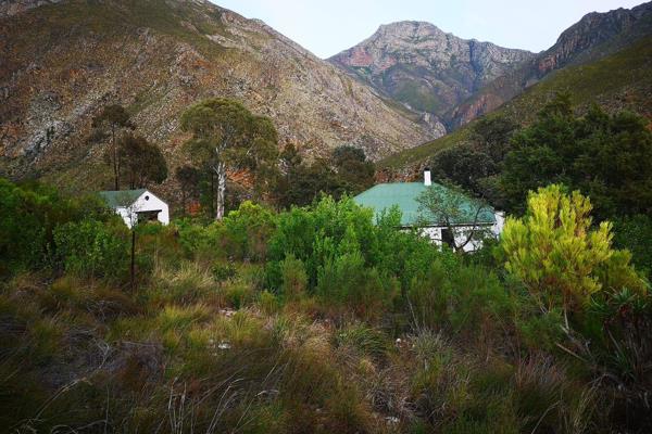 Sole mandate. This Lifestyle Farm is nestled within the majestic Langeberg Mountain range, a 375 hectare private mountain nature reserve, located just 7km from the charming town of Barrydale. Renowned as the &quot;Jewel of the Langeberg,&quot; this pristine sanctuary boasts a ...