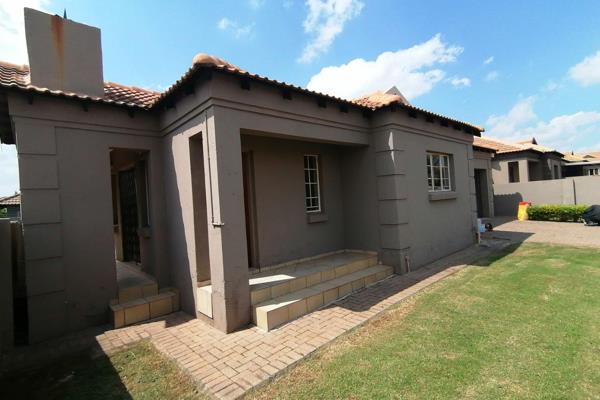 3 Bedroom Townhouse in PennyWhistle Estate.

Available 1 January 2025

Prepaid Electrictity 
Water Excluded 
Kitchen
2 ...