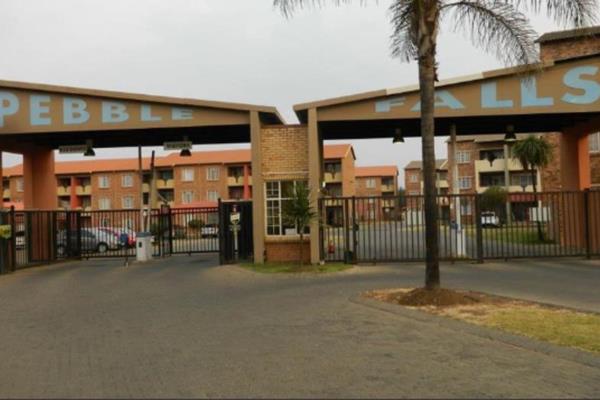 This two-bedroom, two-bathroom apartment in Pebble Falls, Boksburg, offers a modern and comfortable living space perfect for small ...