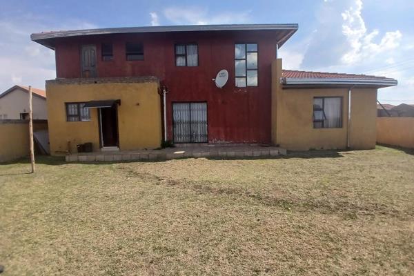 Duplex situated in a well developed area, close to all amenities. The streets are tarred, offers street lights and a developing ...