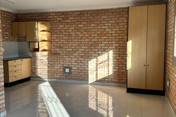 Bachelor flat to rent in Lydenburg  for BOOKING

Beautiful Kitchen and ample sized bathroom
Secure complex
Close to ALL amenities ...