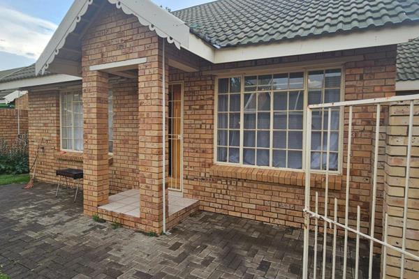 Beautifull 2 bedroom townhouse situated in prime area of Heuwelsig. Full bathroom, open plan livingroom with kitchen. Luscious garden ...