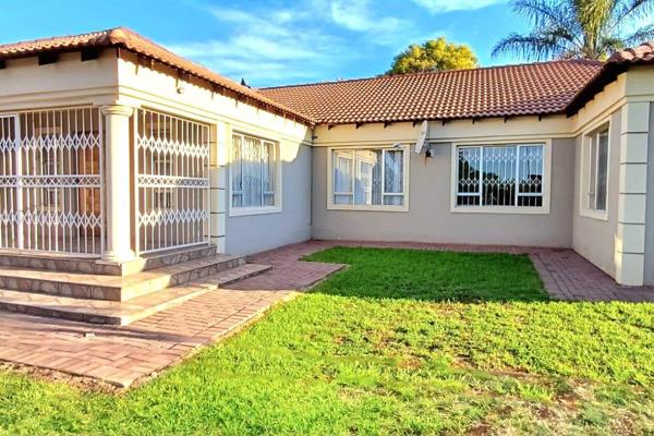 Modern and spacious 4 Bedroom house offers an elegant and modern kitchen, tiled, with granite tops, 3 fully tiled bathrooms (2 ...