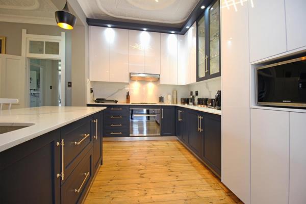 A blend of modern with traditional in this beautifully renovated three bedroom two bathroom home offering sumptuous showers and an ...