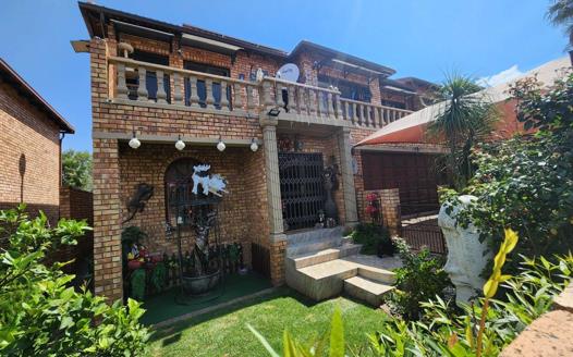 4 Bedroom House for sale in Noordheuwel