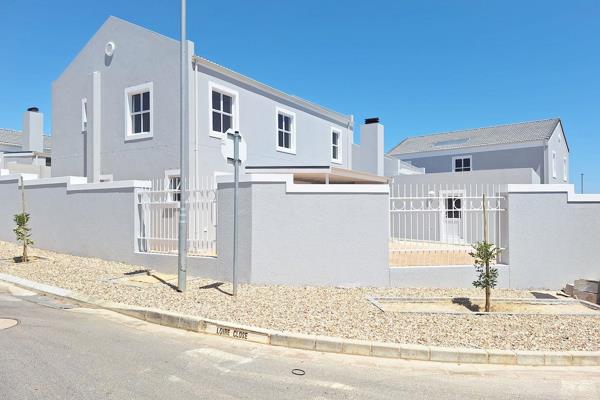 Situated in a close with great views of Tygerberg Hill this newly built 4-bedroom double-story house has a nook for each family member. ...