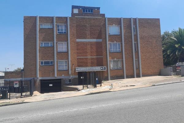 This second floor unit is situated within a golden oldie block of flats in Alberton North - Unit is comprised of a tiled entrance with ...