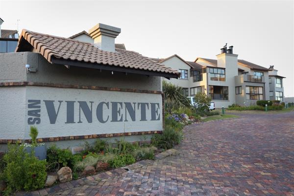 Experience luxury and tranquility in this spacious 2-bedroom apartment located on the prestigious Mossel Bay Golf Estate. Perfectly ...