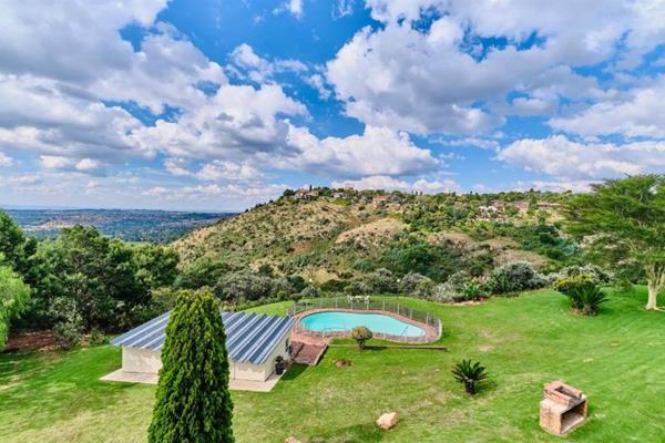 This exceptional 2-bedroom, 2-bathroom residence in Kloofendal offers an attractive blend of space, security, and breathtaking ...