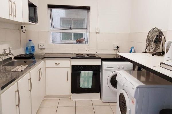 CALLING ALL INVESTORS: 
Currently tenanted with a monthly rental of R5200

BRING OFFERS!

This property consists of the following: 
1 ...