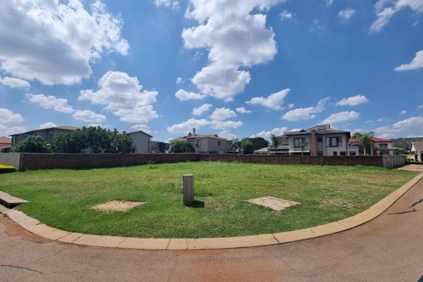 Beautiful flat corner stand in the popular Zambezi country estate
In a nice and quiet street
Surrounded by beautiful properties ...