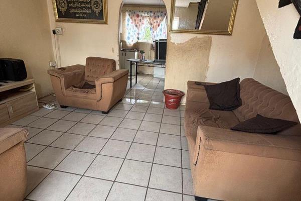 Downstairs:
Spacious lounge area with plenty of natural light
Partially open-plan kitchen with ample built-in cupboards (BIC)

Top ...