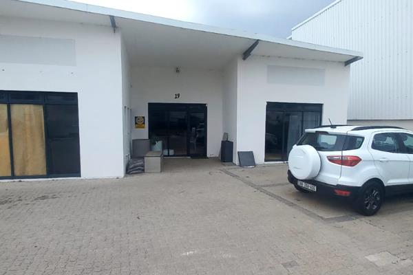 Commercial unit for sale in the popular and high demand Capricorn Park. Safe and secure ...