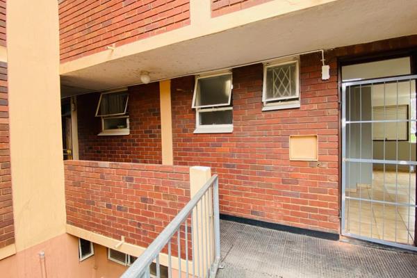 Offering 2 bedrooms, fitted kitchen, bathroom with separate loo, lounge and 1 covered ...