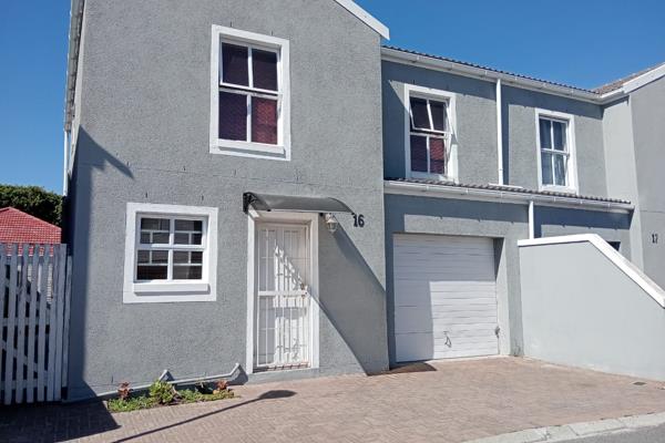 Located in a secure complex close to Athlone,schools,shops,public transport etc Well maintained so only need t move in or perfect as ...