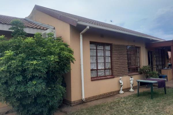 It is a standalone house and it consist of the following:
3  bedrooms
Main bed has ensuite  with bathtub and shower.
Kitchen
Open plan ...