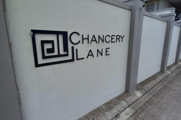 This beautiful and modern 2 bedroom ground floor apartment is situated in the Chancery Lane Complex in Uitzicht.  It has easy access to ...