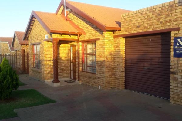 Available 1 January 2025!

This house consists of the following:
3 Bedrooms
2 Bathrooms
Lounge area
Neat kitchen 
double ...