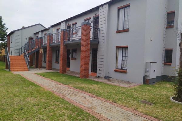 Located in the highly secure Mooikloof Ridge gated community, this apartment offers both convenience and comfort. The estate is ...