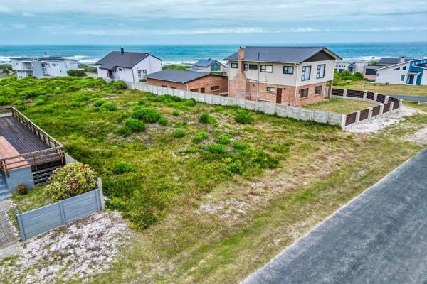 This beautifully level plot lies a mere 150 metres off the magnificent Pearly Beach ...