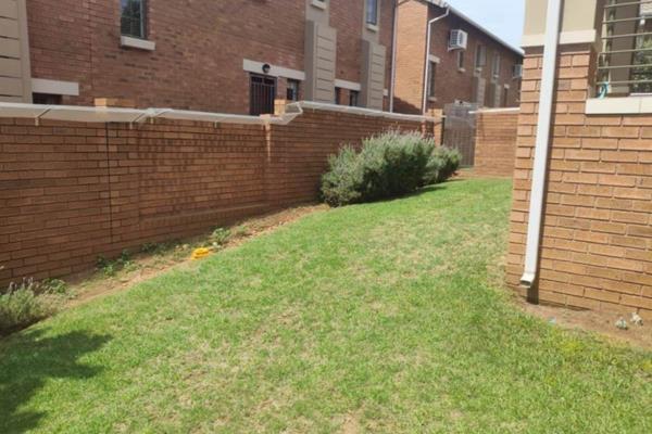 Spacious 3 bedroom Townhouse in Stone forest complex, Mooikloof Ridge.
3 bedroom, 2 full bathrooms (MES), Lovely kitchen with granite ...