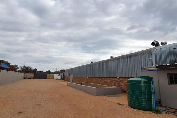 Industrial property with great potential on a huge stand in naboomspruit!!
Well located, zoned Industrial 1
Huge industrial building ...