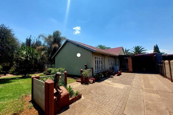 This home offers:

3 Bedrooms 
2 Bathroom
Kitchen 
Lounge
Dining Space
Patio
Build in Braai
Entertainment Area
Swimming ...