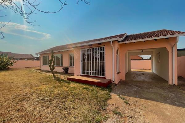 Sole Mandate!

An incredible investment opportunity awaits in the sought-after Marimba Gardens!

Set on a corner stand near the N3 ...