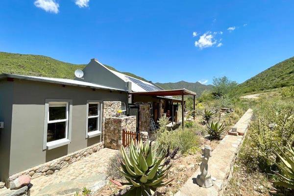 This freehold property will make you feel like you are living in nature. Off grid river frontage with free roaming kudu and other wild ...