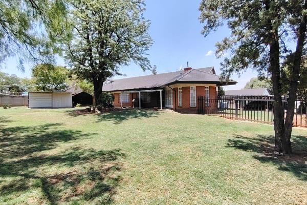 This stunning house welcomes you to a double carport in front of the flatlet, not to mention the impressive parking space for four cars ...