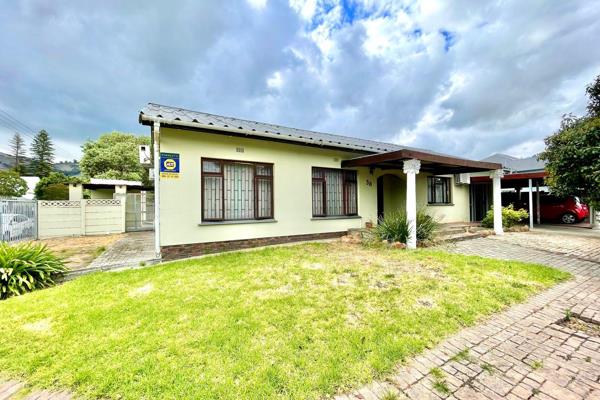 Discover this generous family home conveniently located near Paarl Central, schools and ...