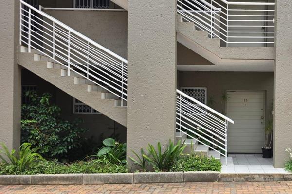 Located in the heart of Sandton. Walking distance from the Sandton CBD in a well sought, well-run, and secure complex.
Offering a  2nd ...