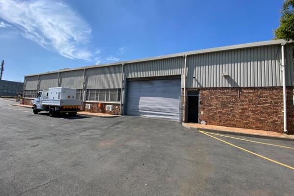 This 747m&#178; warehouse offers excellent operational capabilities with two roller ...