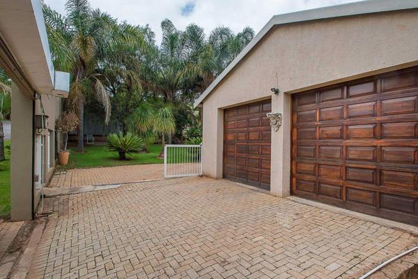 This is no average home! A tropical paradise awaits with ample space for entertainment, a lovely garden, and a sparkling pool. Perfect ...