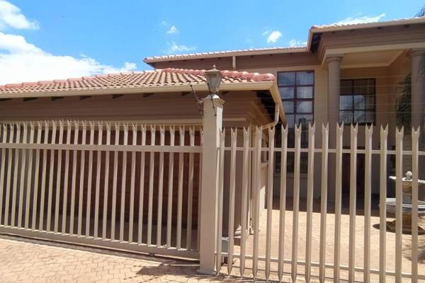 Another Rawson Mandate

Don&#39;t miss this one .....

Situated in new Doornpoort on a extra big stand, this property is not to be ...