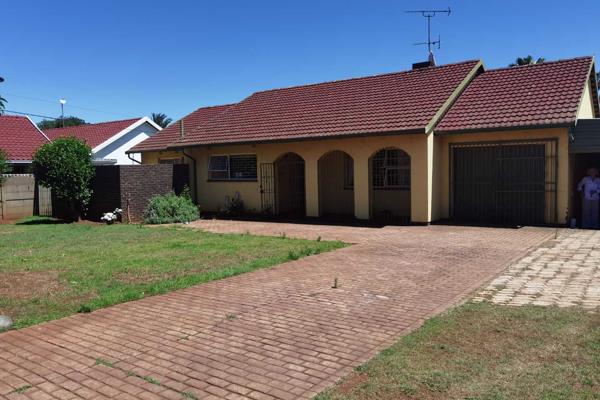 This property is situated in a quiet neighborhood, close to kempton park cbd. It offers open plan oak kitchen, with double oven stove ...