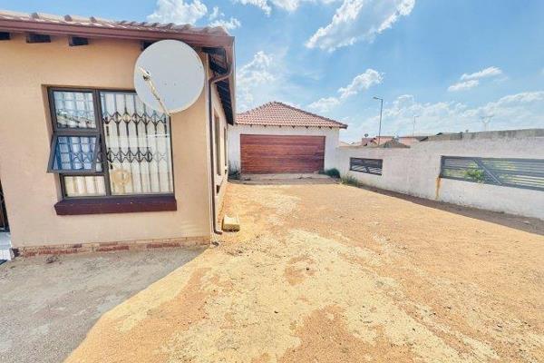 This house offers a lovely open-plan living area consisting of a Kitchen and lounge, 3 bedrooms, 1 bathroom, and double garage.

It ...