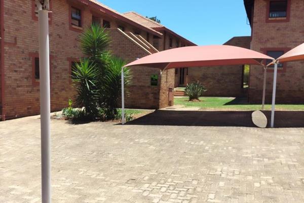 Available 1st December
Secure upstairs Unit with balcony, office space, parking, swimming pool and lapa. 
A must see.